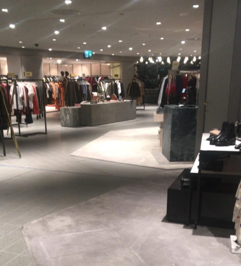 Umbau Oberpollinger durch TTB München Moderne Boutique im Oberpollinger München mit Kleiderständern und stilvollem Interieur. Helle Beleuchtung.